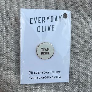 TEAM BRIDE Pin with safety back